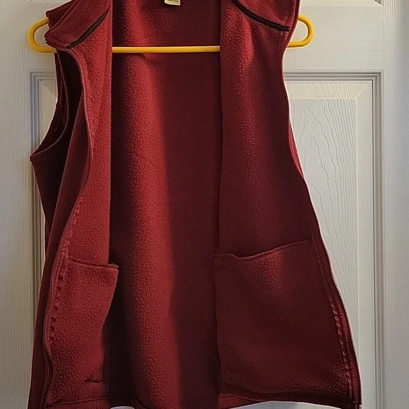 Woolrich Women's Lg Burgandy Fleece Vest - Picture 8 of 16